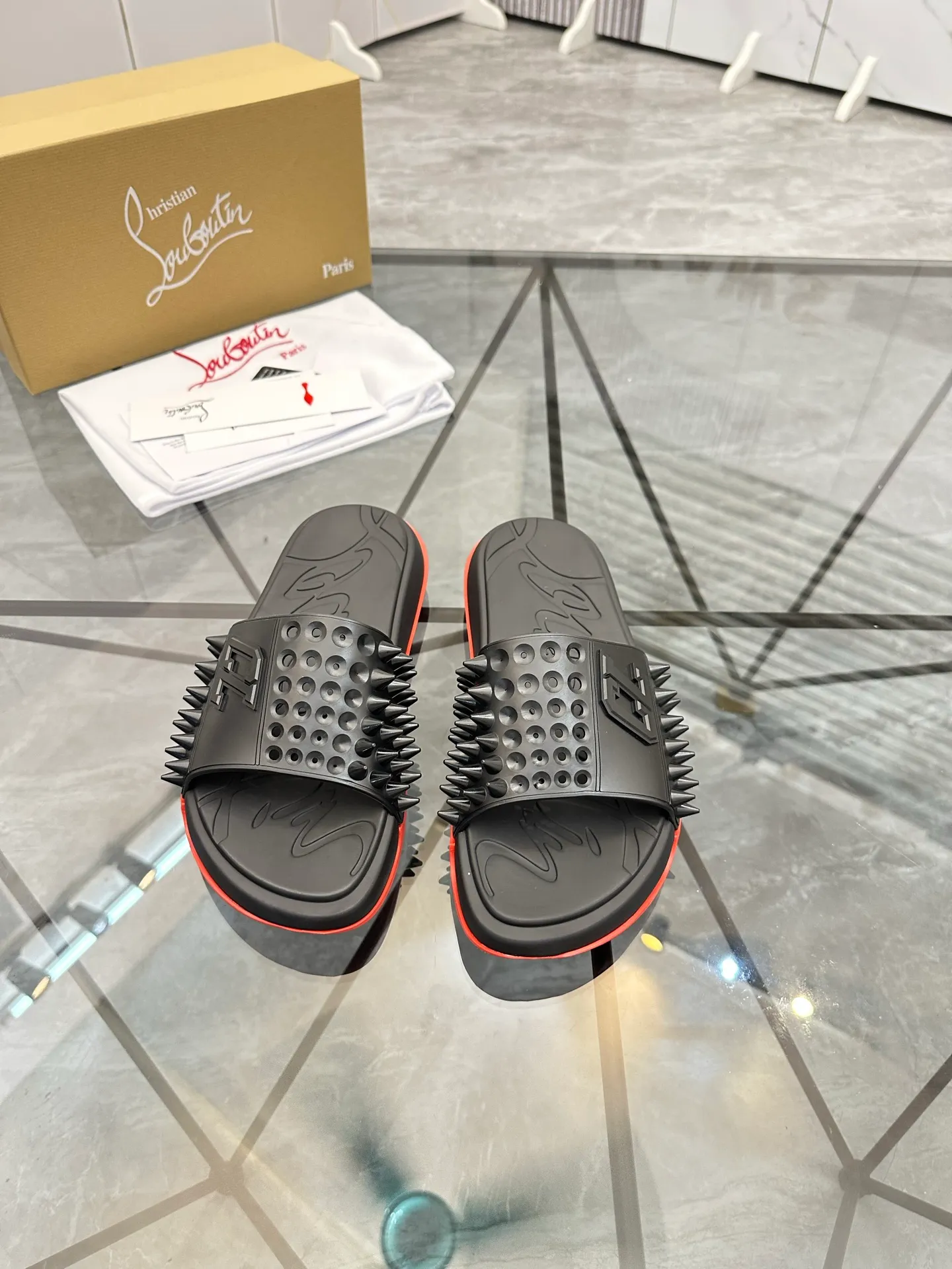 Men's shoes: 💰P300¥ Product trademark: CL red-soled shoes* "CL*" slippers Regular size: 38-44 (men's 45.46 can be customized) Product materials: imported cowhide upper, professional 5D craftsmanship, high-end rivets, sheepskin lining, original outsole. Number: 789